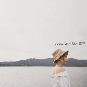 戴草帽女子湖畔侧影静享悠然时光