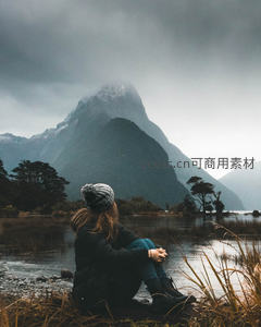 湖畔静思，远山如黛云雾缭绕