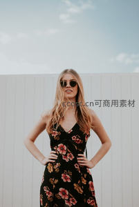 花裙少女，自信微笑迎风而立