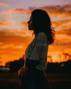 暮色剪影，侧颜凝望绚烂晚霞