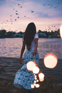 湖畔黄昏，女孩手持烟花仰望飞鸟