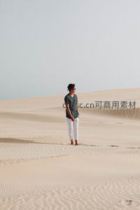 沙漠孤影，青年伫立沙丘之上远眺