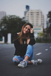 街头微笑少女，都市背景下的青春写真