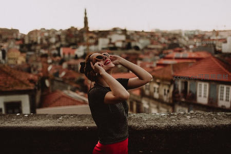 城市天际线前的时尚女子剪影