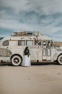 沙漠中婚纱与旧校车的奇幻邂逅