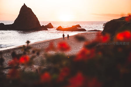 日落海滩上的浪漫剪影