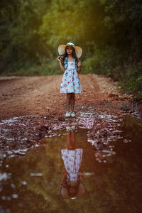 雨后小径上的童真倒影