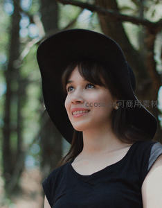 林间微笑的黑帽少女
