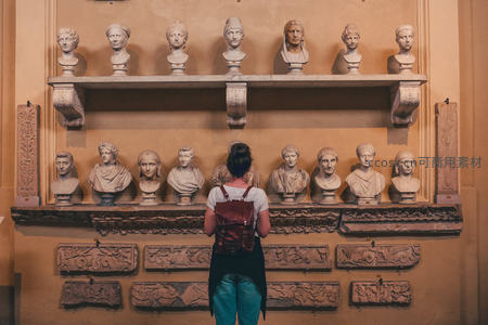 博物馆内观赏古典雕塑
