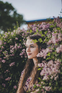 花丛中的温柔侧颜