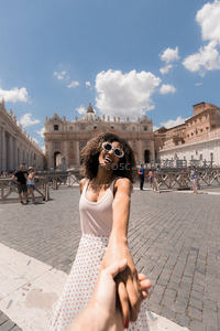 牵手漫步圣彼得广场，阳光下的浪漫之旅