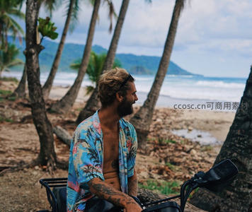 椰林海滩上的摩托旅人