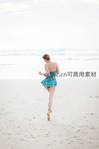 蓝裙女子沙滩奔跑背影
