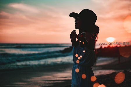 夕阳海滩上的梦幻剪影