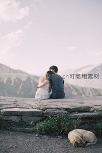 山顶情侣依偎共赏风景