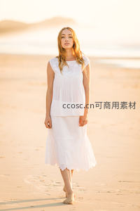 沙滩漫步的白衣女子