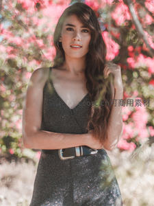 粉红花树下的优雅倩影