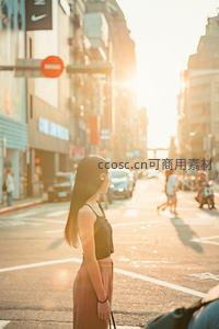 夕阳街头的都市剪影