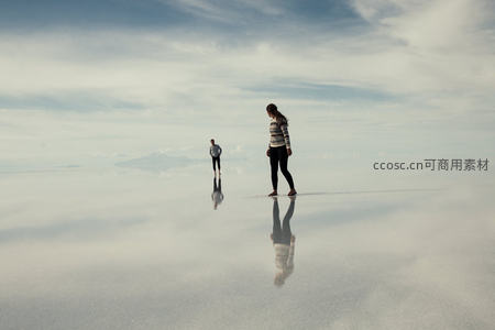 镜面盐湖上漫步的孤独身影