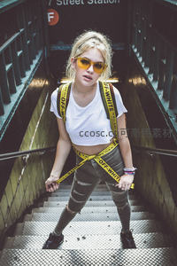 地铁站台阶上的潮流女孩