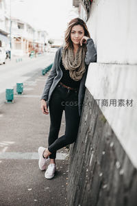 街角墙边慵懒倚靠的时尚女郎