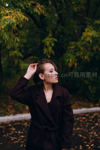 秋日公园里沉思的女子