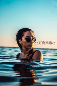 水中女子戴墨镜凝视远方