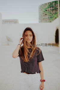 风中少女，条纹短袖，现代建筑前