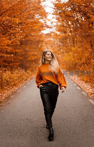 秋林小径，橙色毛衣，漫步金黄