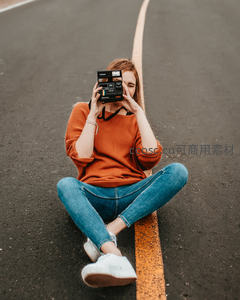 公路中央的复古相机少女