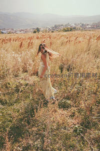 金秋芦苇荡中的飘逸长裙