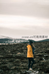 黄衣行者踏雪寻幽境