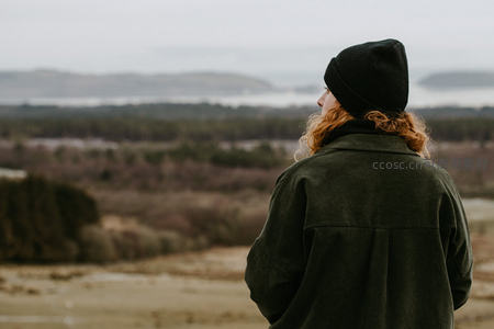 红发女子凝望远方山谷