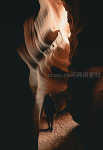 峡谷光影中渺小身影