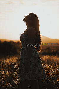 夕阳下少女仰面沐光