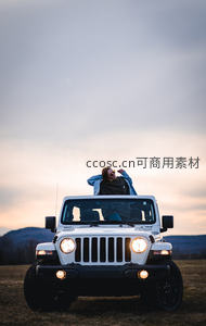 越野车顶上的自由剪影