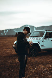 田野中的摄影师专注瞬间