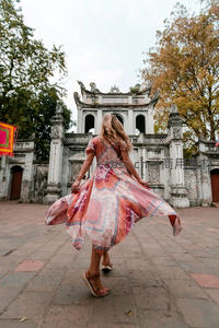 古迹前旋转的异域裙摆