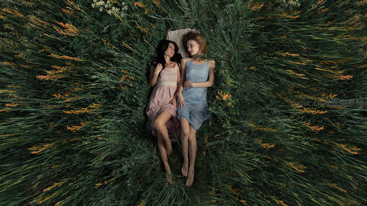 花海中静卧的双人时光