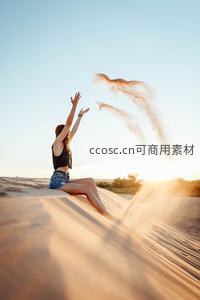 沙漠日落时扬沙的欢愉