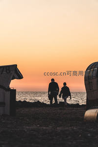 夕阳海滩情侣剪影浪漫漫步