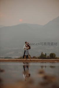 情侣湖畔共舞夕阳下，倒影如画浪漫温馨