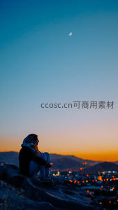 月夜山顶独坐凝望城市灯火