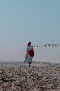 荒漠孤影，红衣女子迎风而立