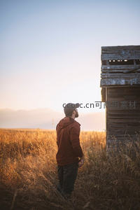 夕阳下的田野与旧木屋