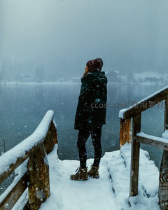 雪中湖畔独享静谧时光