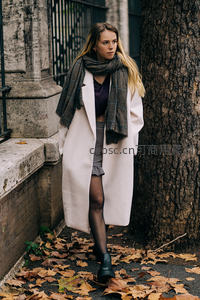 秋日街角的时尚漫步