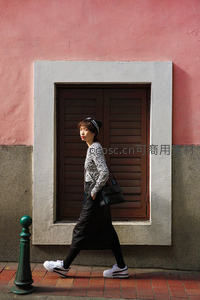 粉墙前的街头时尚女孩
