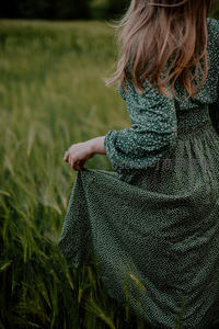 麦田深处，碎花长裙轻抚金穗的温柔背影