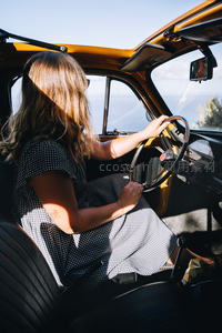 驾驶经典黄车，阳光洒满车内惬意旅程